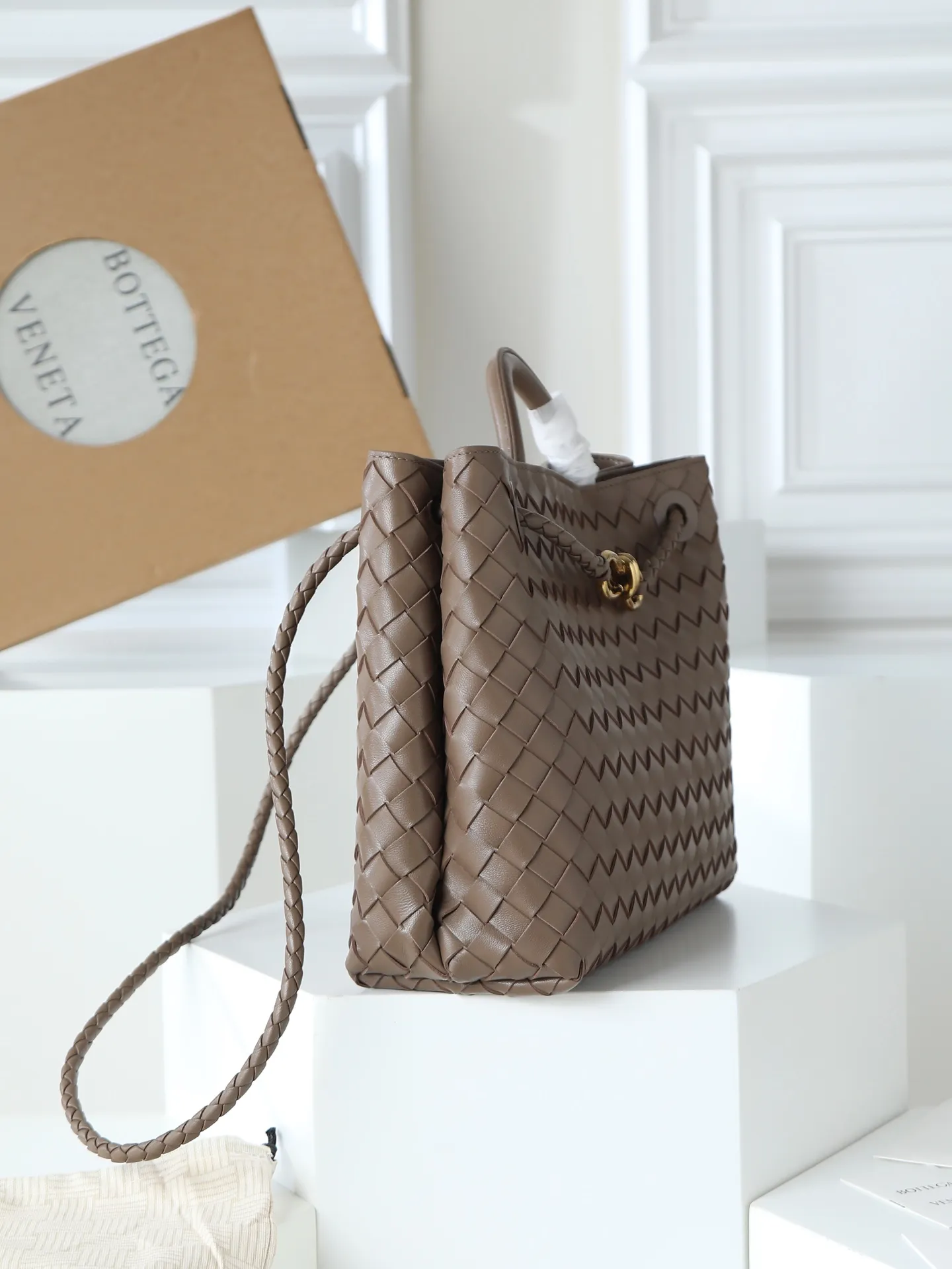 1550. Andiamo is shipping‼ ️Really popular🔥The new Andiamo woven handbag launched by Bottega Veneta this season is really popular all over the world! ! Celebrities at home and abroad have worn it, and Oscar-winning actress Michelle Yeoh has taken it out on the street. Song Jia, Trai Yala, Yu Feihong, Sanji Ayaka, Rosie Hunting-Whiteley, Yoshioka Riho, etc. have all worn this bag. It is classic and versatile and shows off your temperament, and the bag capacity is also large, which is very convenient for daily commuting! ! A variety of carrying methods, the shoulder straps can be adjusted by yourself, the original lambskin feels soft and delicate, and the unisex style breaks gender boundaries and brings a more practical and longer-lasting use experience. Andiamo, which has both elegant and casual styles, perfectly interprets the true appearance of "fashionable old money style". Style number: 766016 Size: 32*24*12